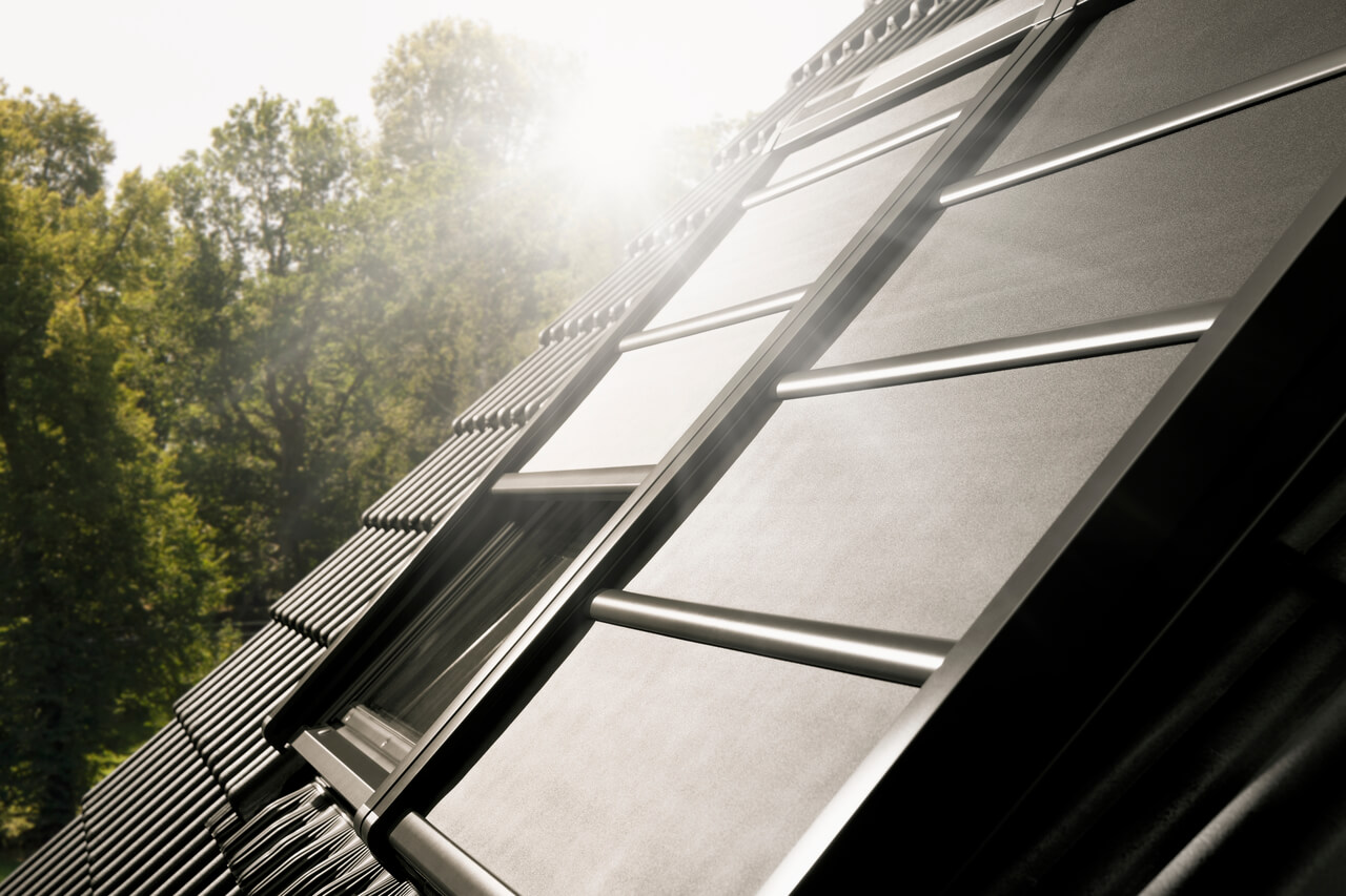 Vanjski pogled na 2 VELUX meke grilje u krovu, jedna je djelomično otvorena