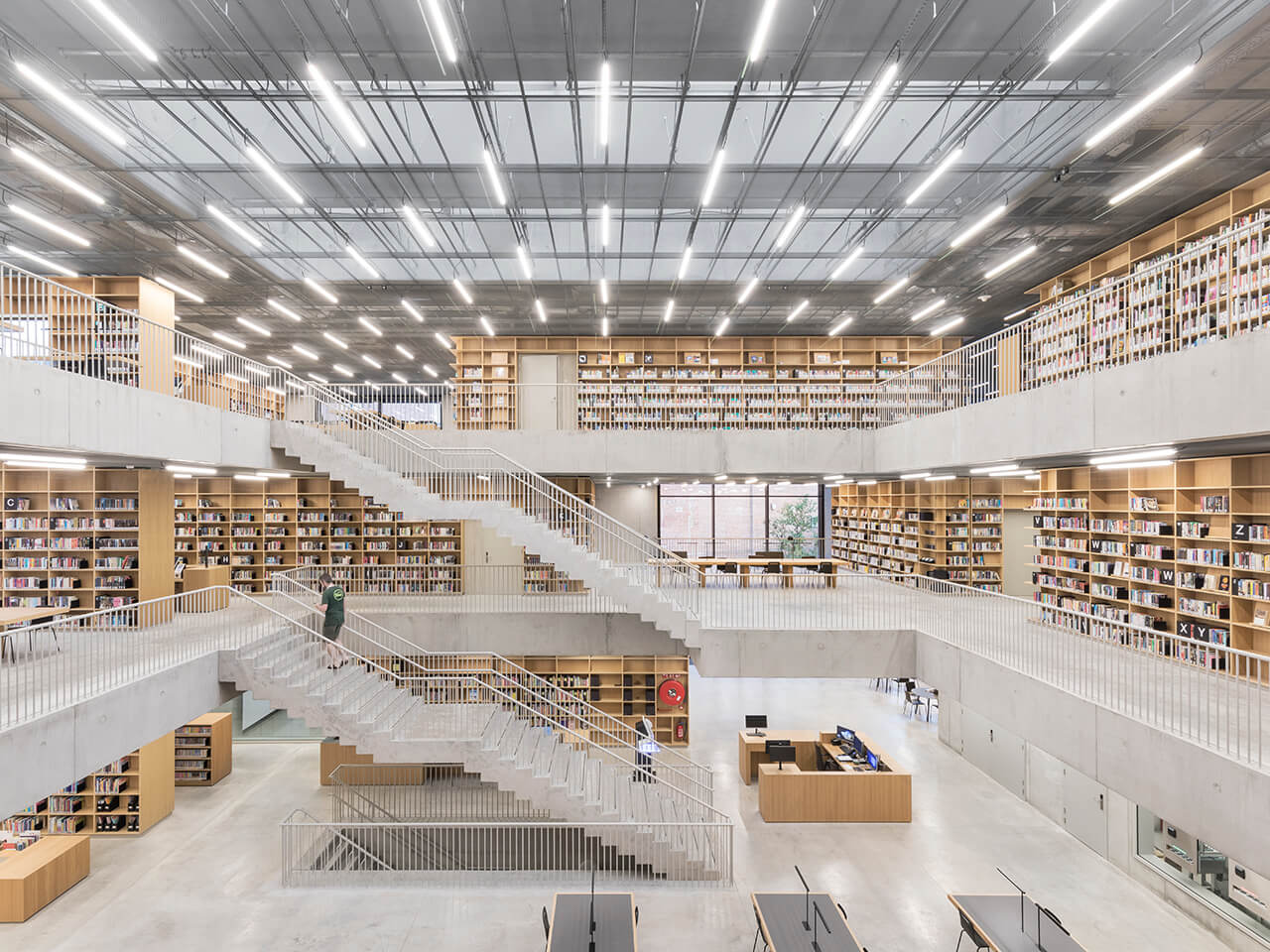 Lichtstraten in atrium lessenaarsdak opstelling in de Utopia bibliotheek