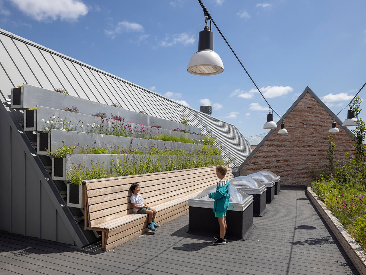 Skola i Köpenhamn – Barn framför takljuskupoler i akryl