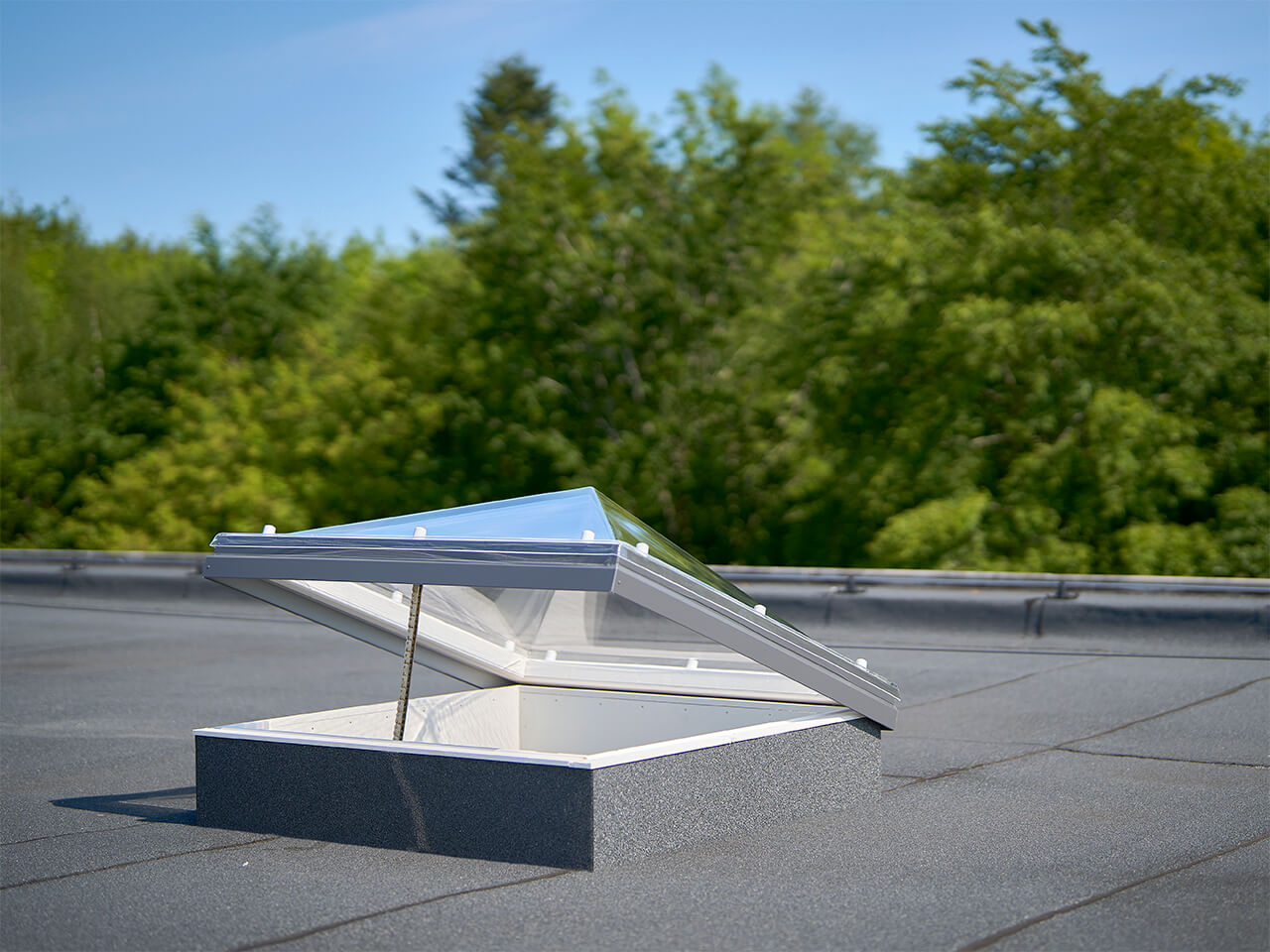 Öppningsbar takljuskupol i klar akryl med 3-skikt