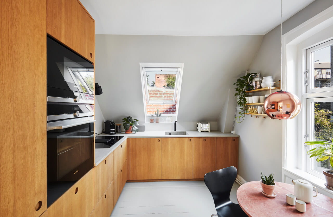 Bright kitchen space with a roof window.