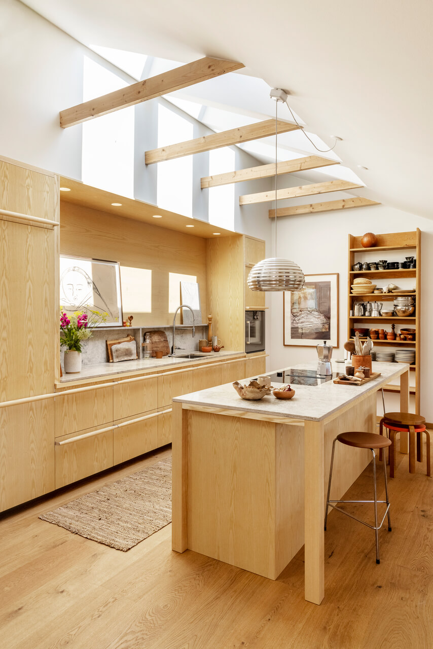 Fra nedslitt villa til åpen stue-kjøkkenløsning med lys, luft og god energi