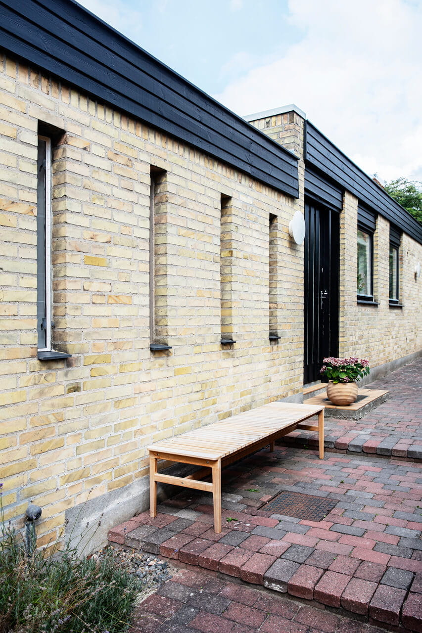 Outside view to a flat roof house.