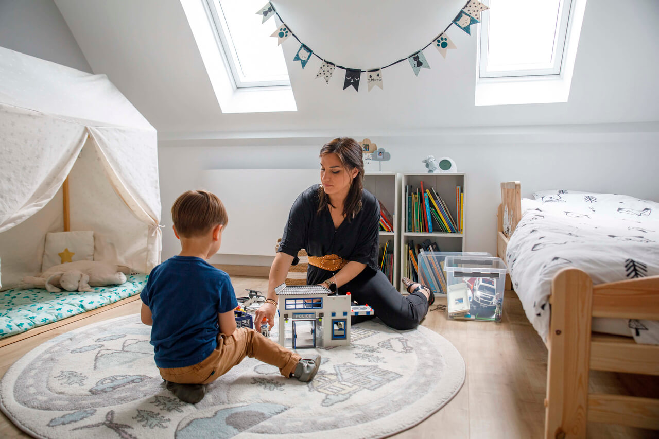 Gerenoveerde kinderkamer met twee dakvensters speelt met licht en donker