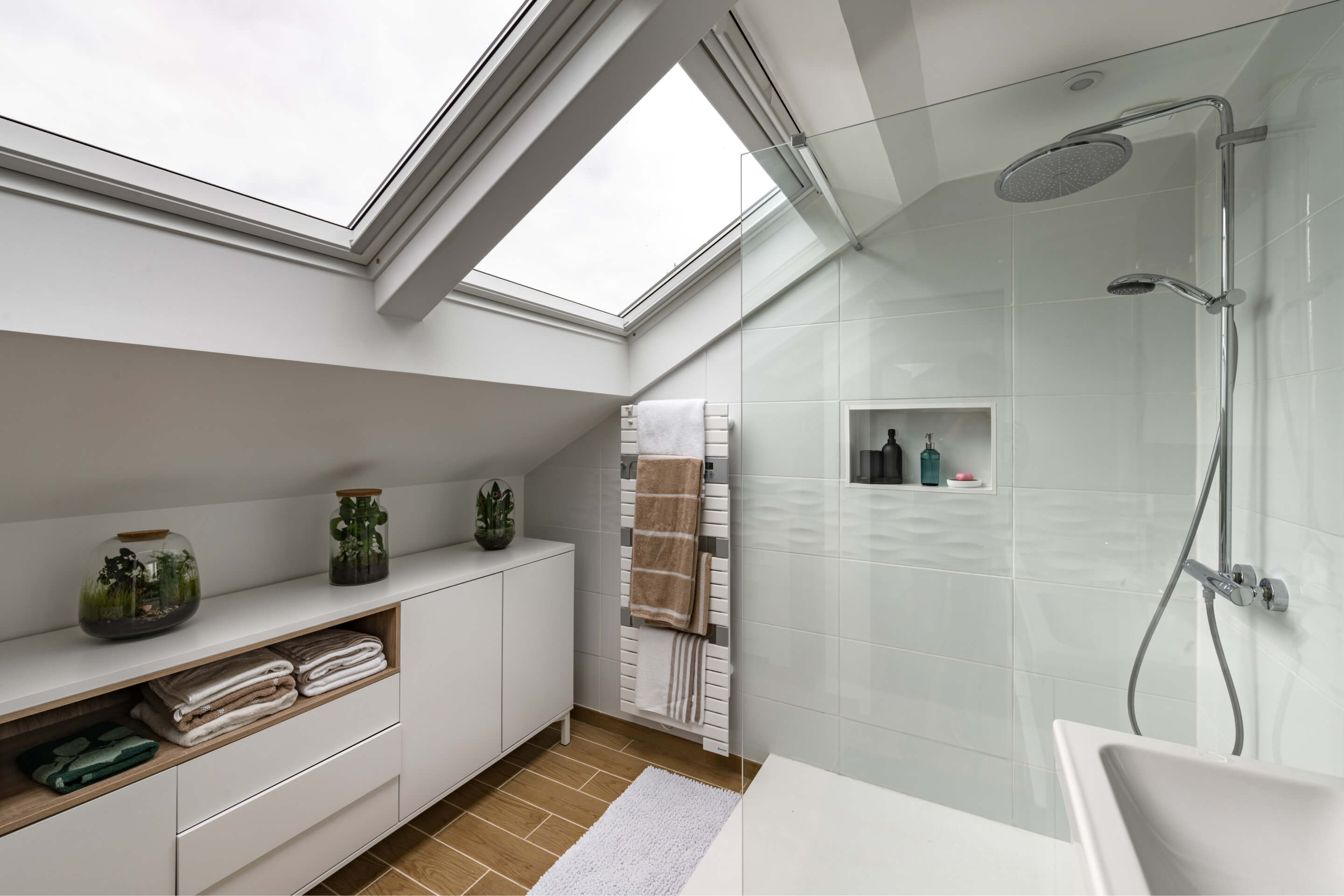 Bathroom with roof window