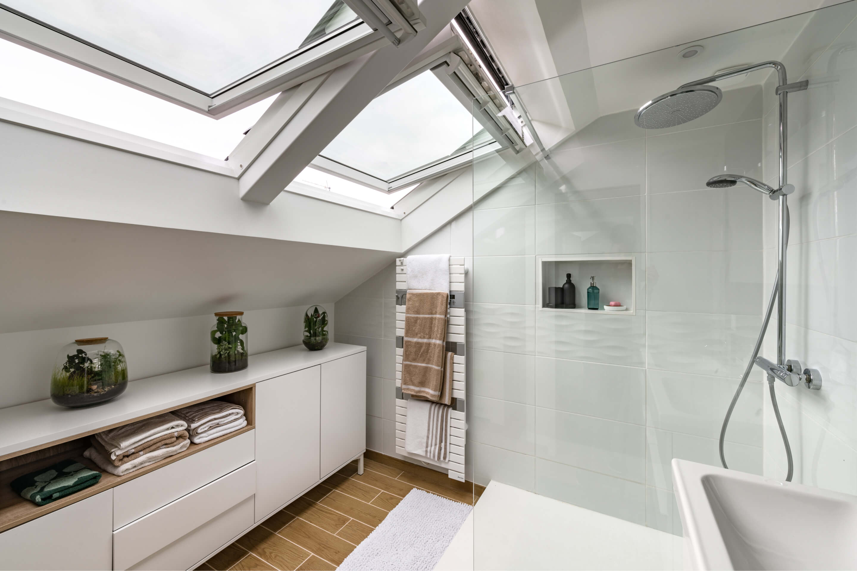 Bathroom with roof window