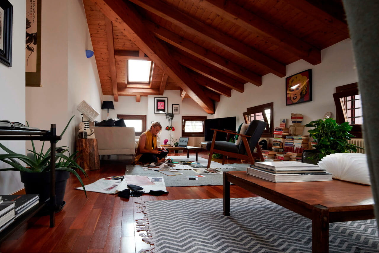 Vivere e lavorare in un living pieno di luce