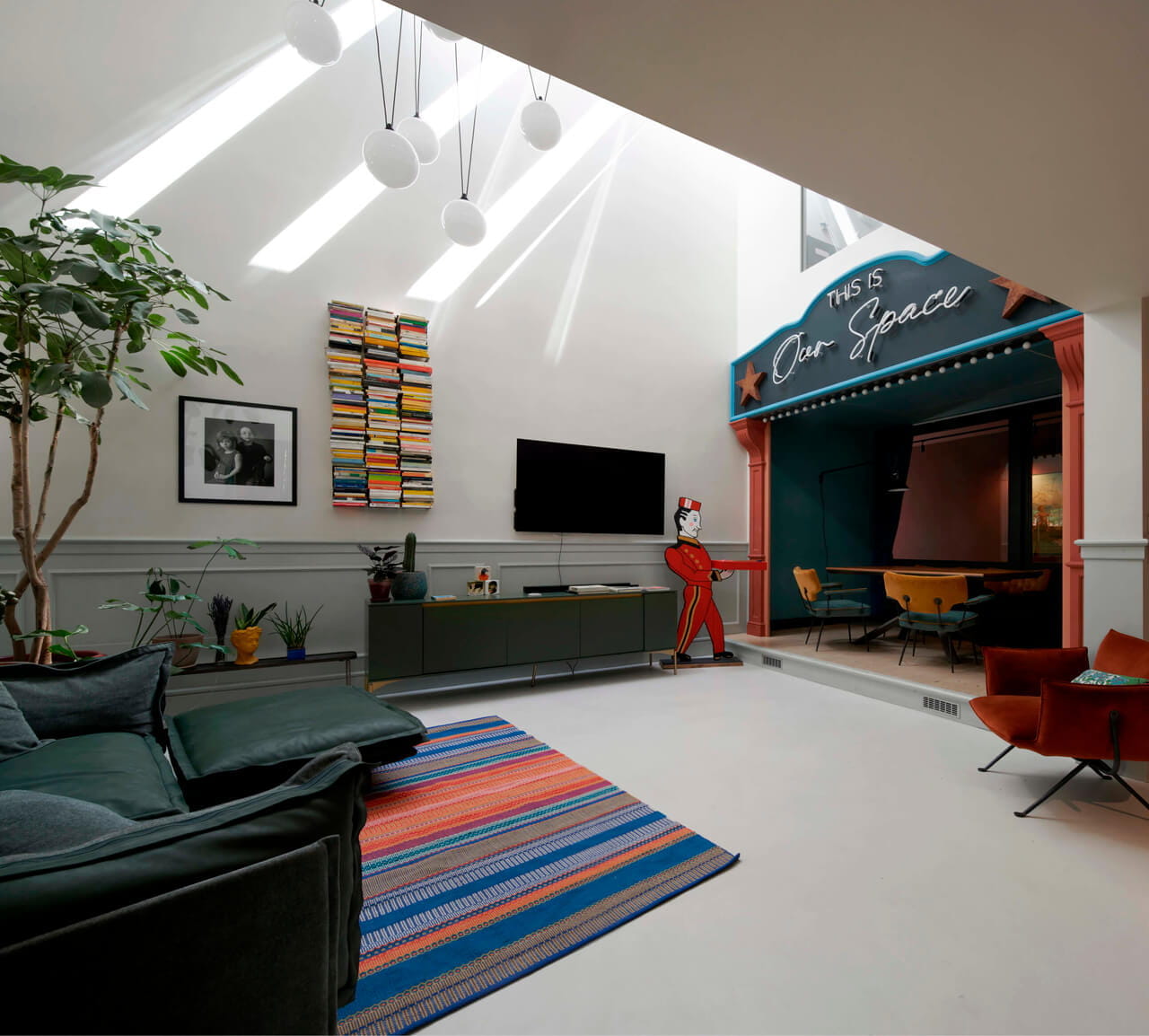 Un living dove la luce naturale va in scena ogni giorno