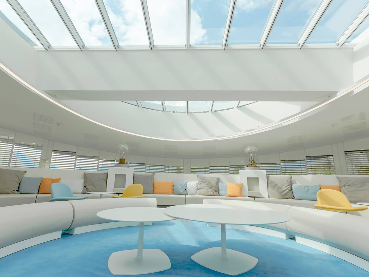 Une solution verrières atrium amenant une lumière zénithale dans les locaux de l’entreprise Somfy Lighthouse