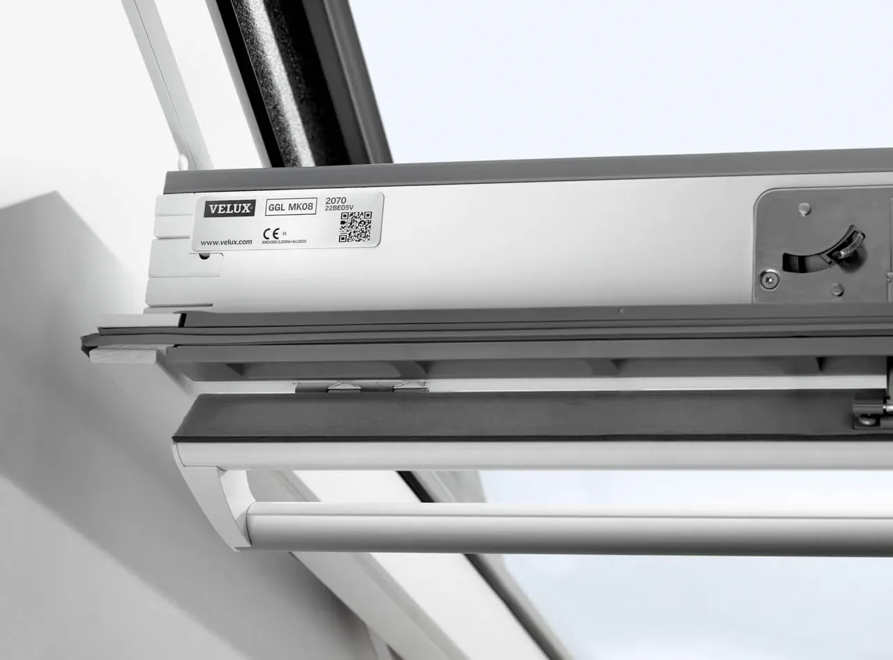Image of a CE marking data plate placed on the top of the roof window frame