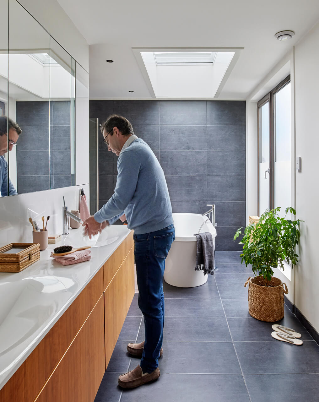 Rénovation d’une salle de bain en une pièce lumineuse et ouverte sur l’extérieur 