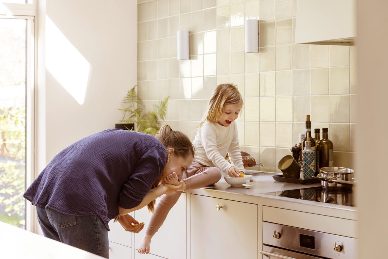 Ung familie valgte at bygge et nyt træhus med skønt indeklima