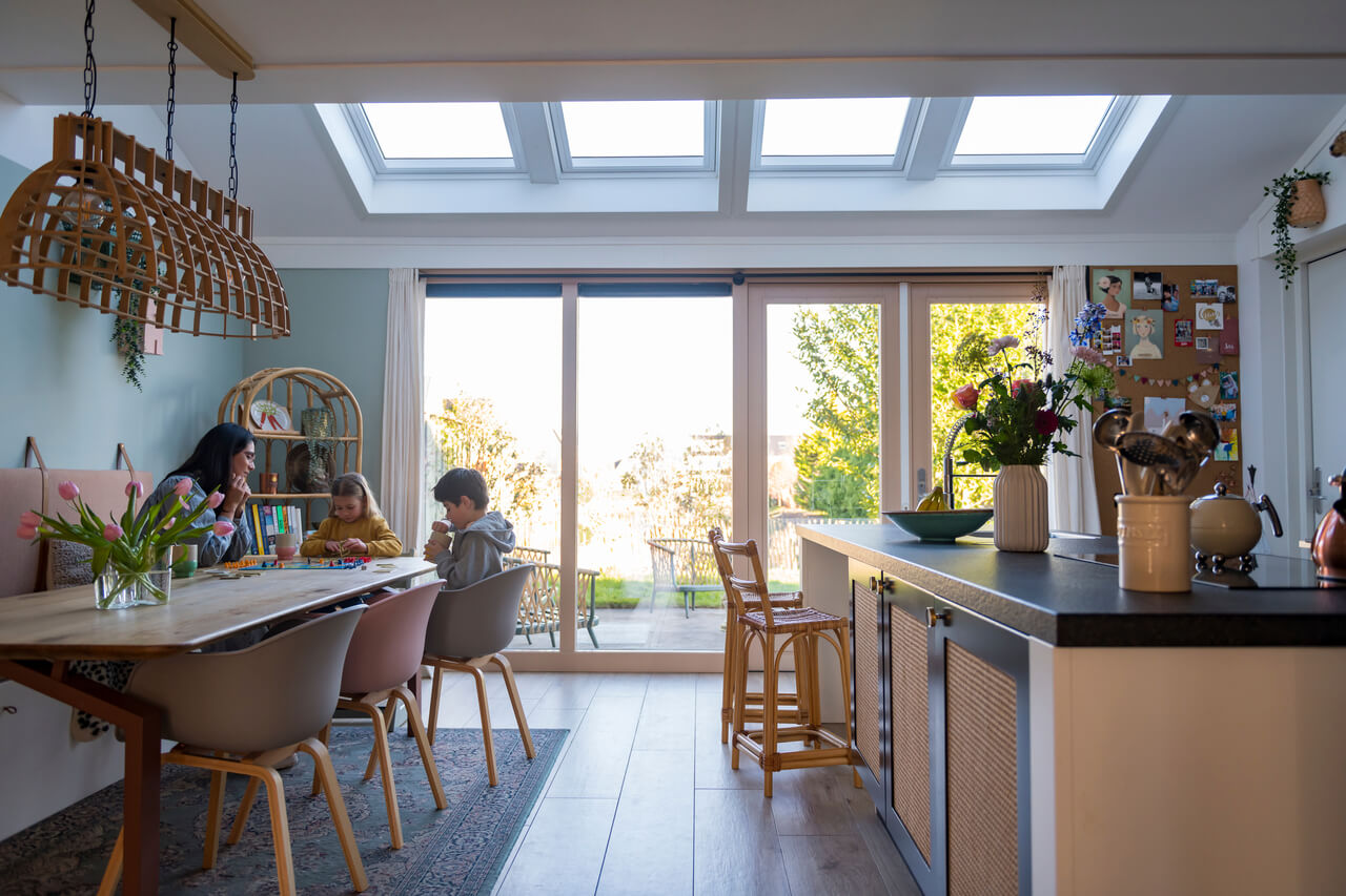 Dakramen in keukenuitbouw maken duurzame woning compleet  